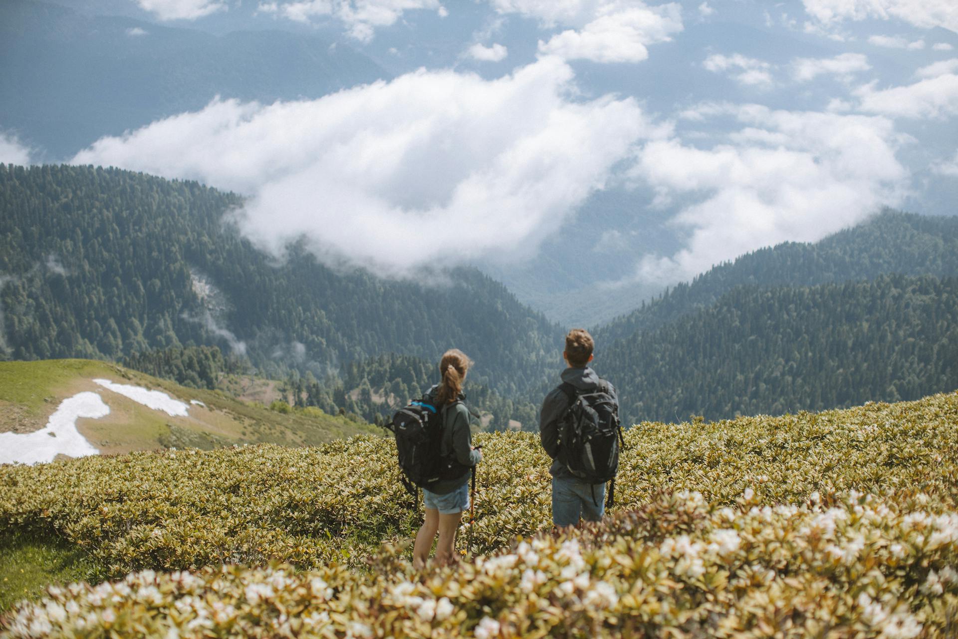 Deux participants Elahö regardant l’horizon en montagne – prêts à se lancer dans une nouvelle aventure